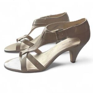 BANDOLINO Size 9 1/2 Tan Nude Patent High Heel T-Strap Dress Sandals Man-Made
